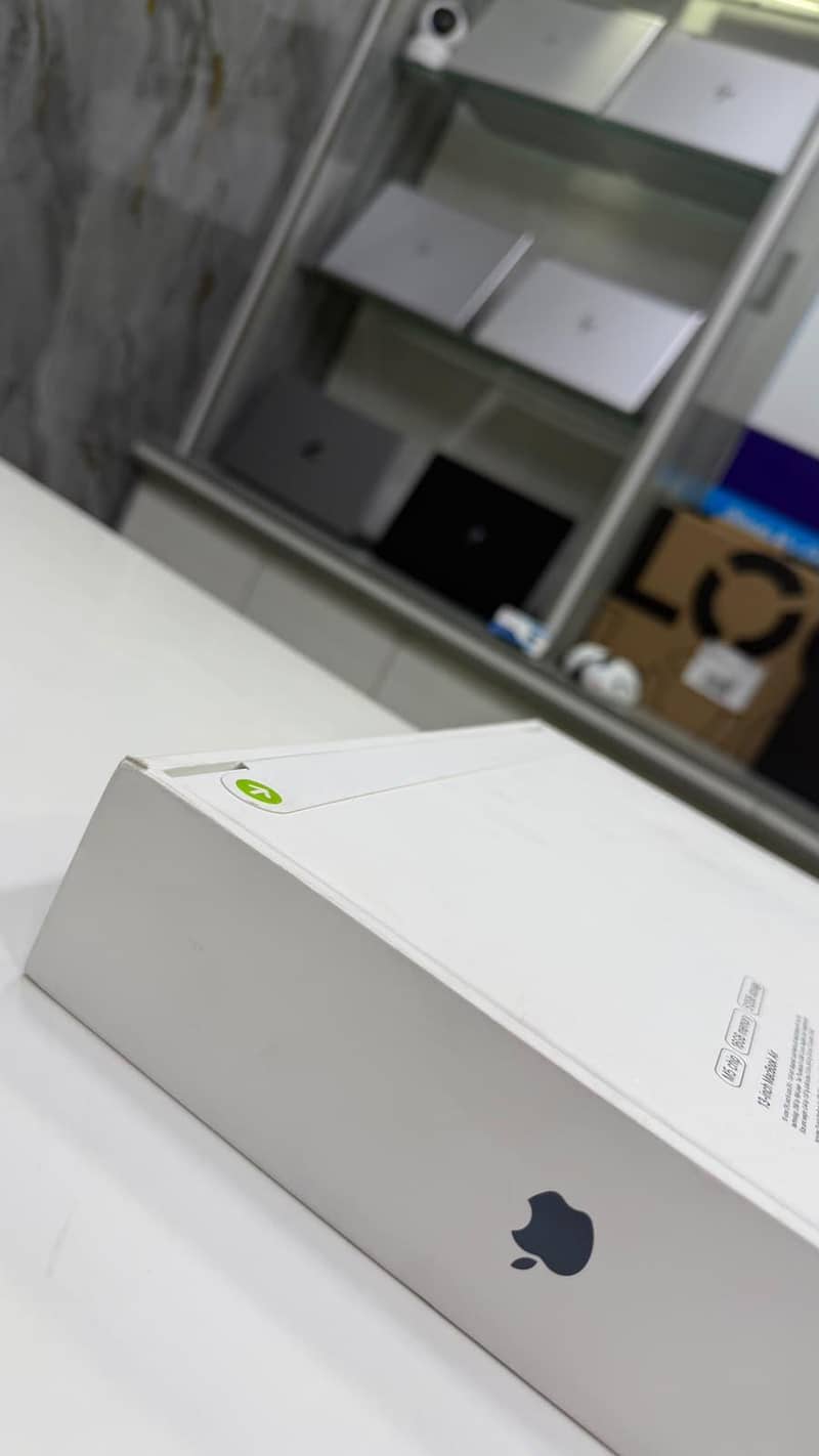 **Apple MacBook Air (M5)** 2