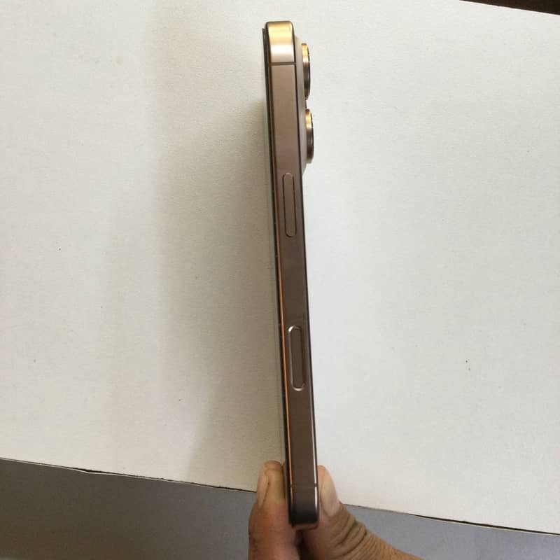 Apple iPhone 16 Pro 1