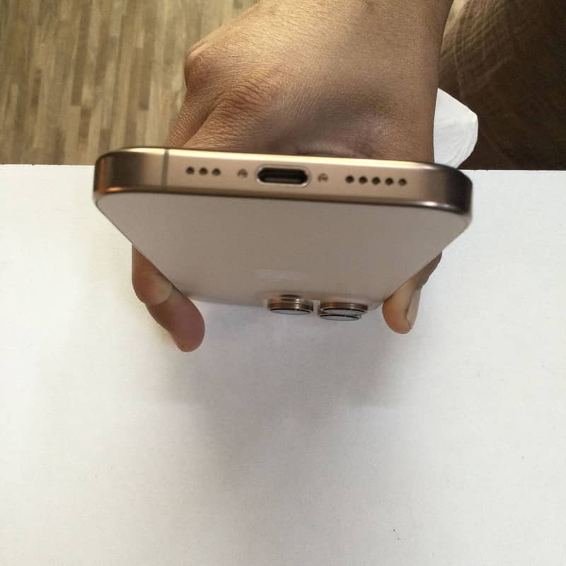 Apple iPhone 16 Pro 4
