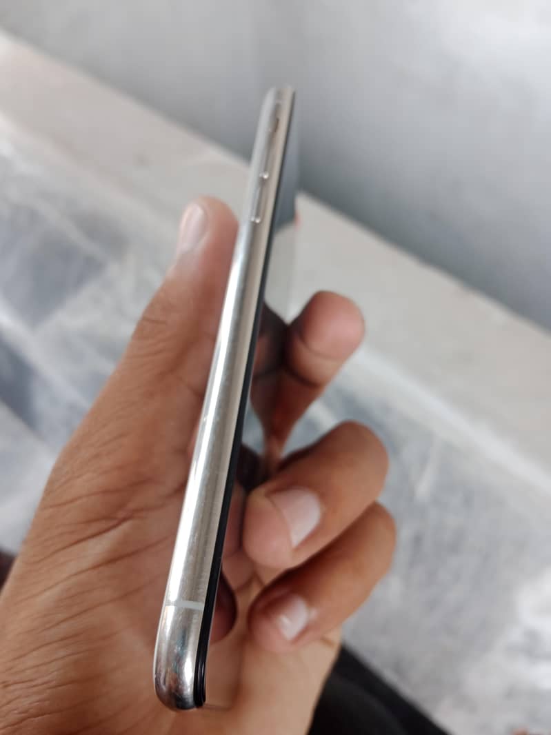 Apple iPhone X 4