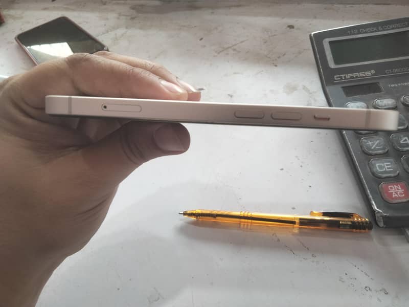Apple iPhone 13 2
