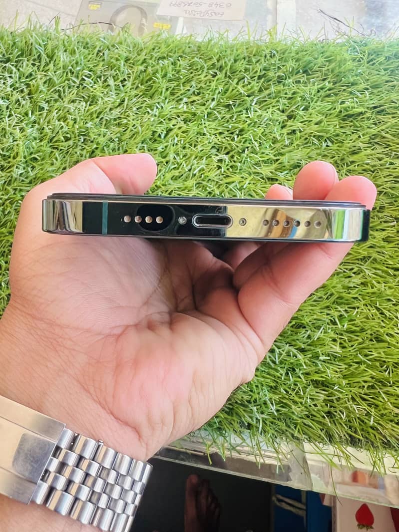 Apple iPhone 13 Pro Max 4