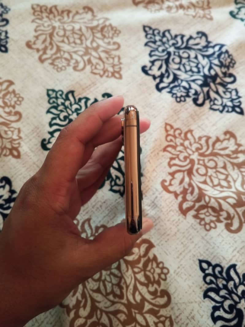 Apple iPhone XS 4