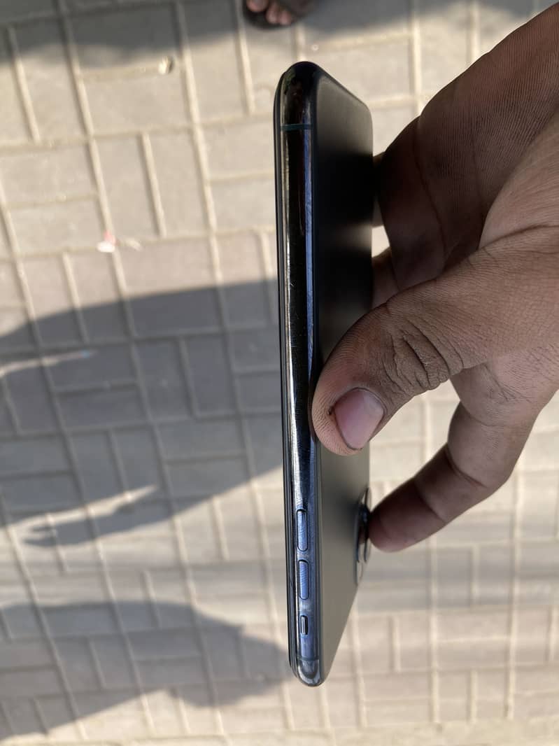 Apple iPhone 11 Pro Max 4