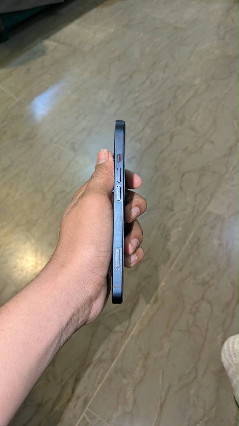 Apple iPhone 13 2