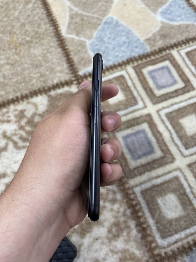 iPhone SE 2020 4