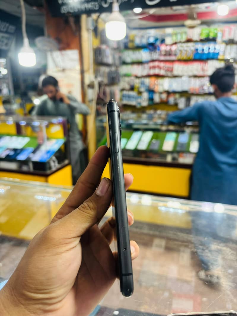 Apple iPhone 11 3