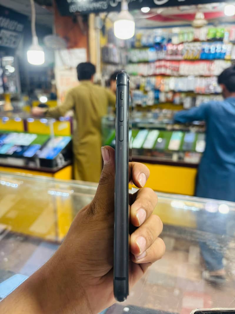 Apple iPhone 11 4