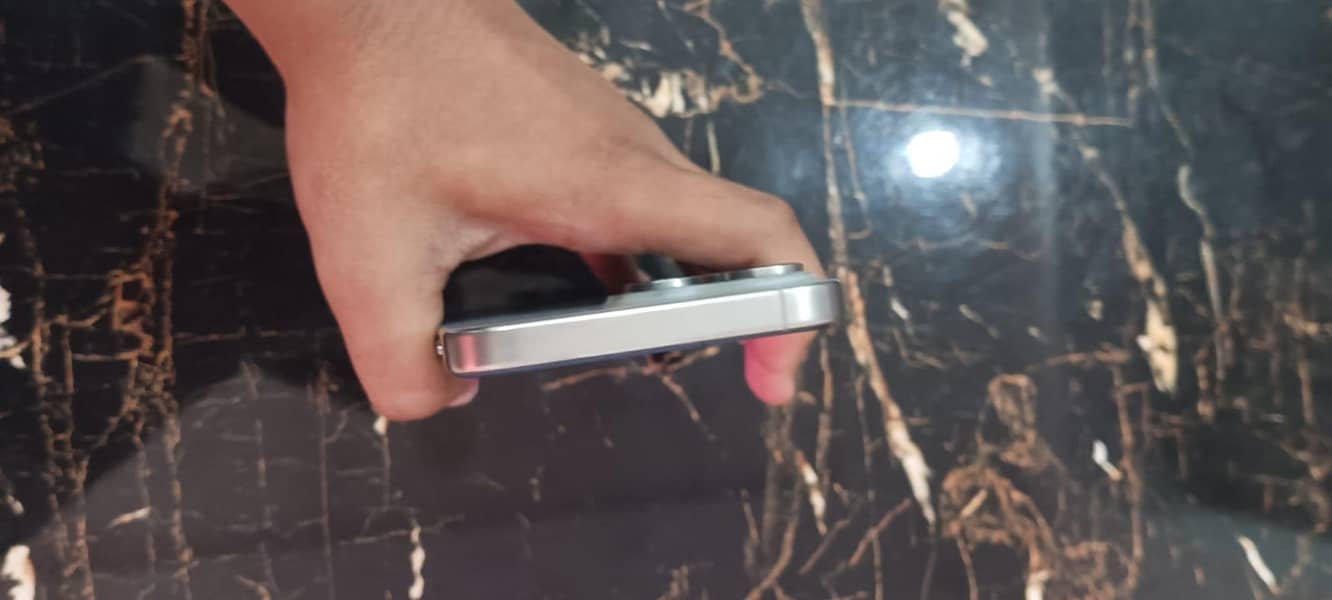 Apple iPhone 15 Pro Max 4