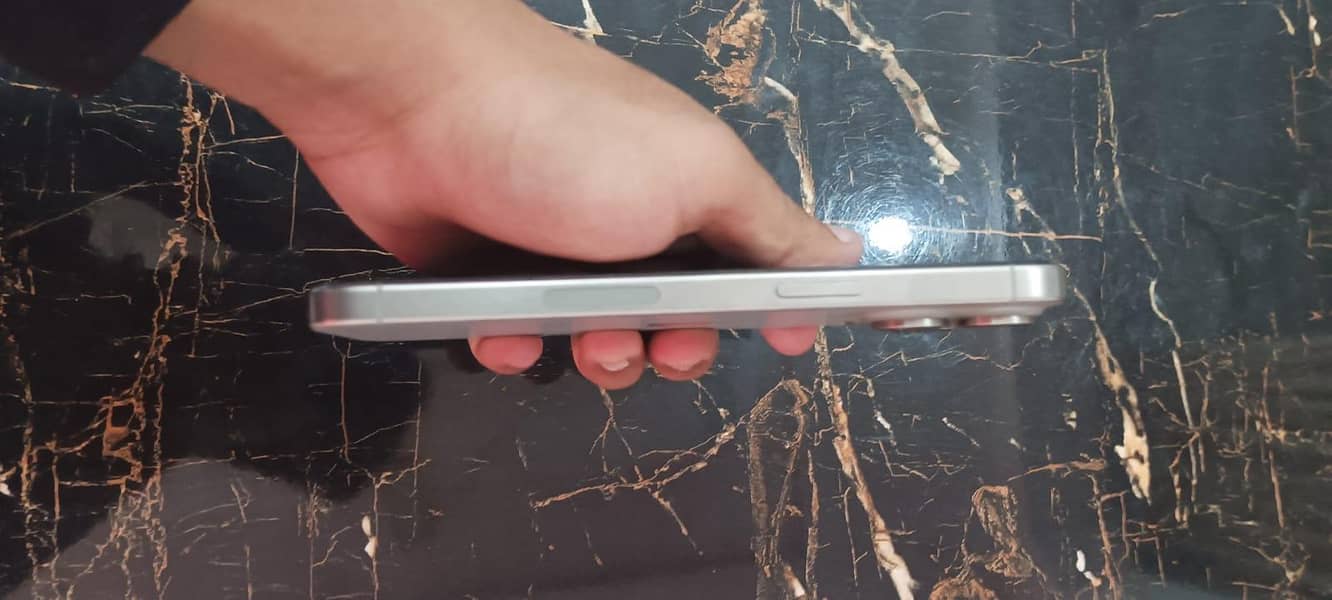 Apple iPhone 15 Pro Max 6