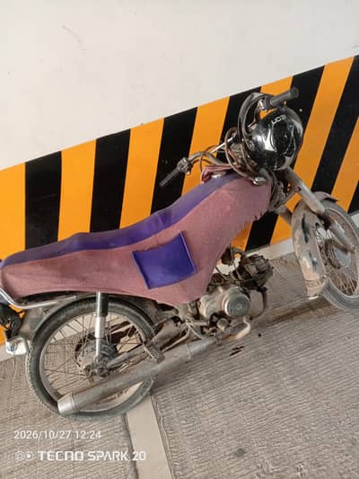 Honda cd70 september 2016 karachi number all clear bike mein kam hai.
