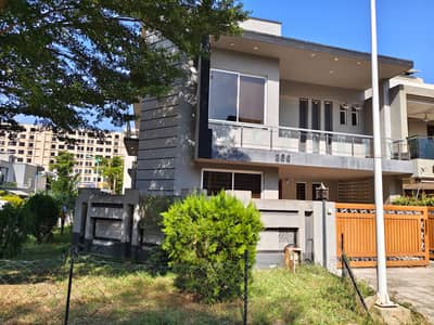 10 Mrla slightly used corner HOUSE for sale with Registry