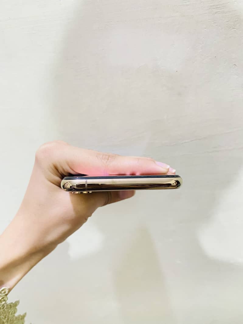 Apple iPhone XS 4