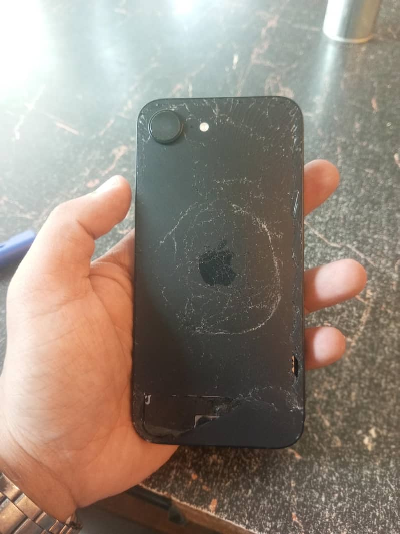 Apple iPhone 16e 1