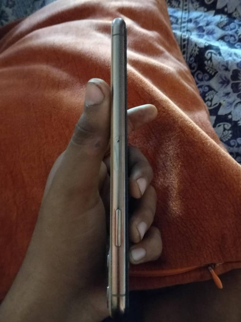 Apple iPhone 11 Pro Max 1