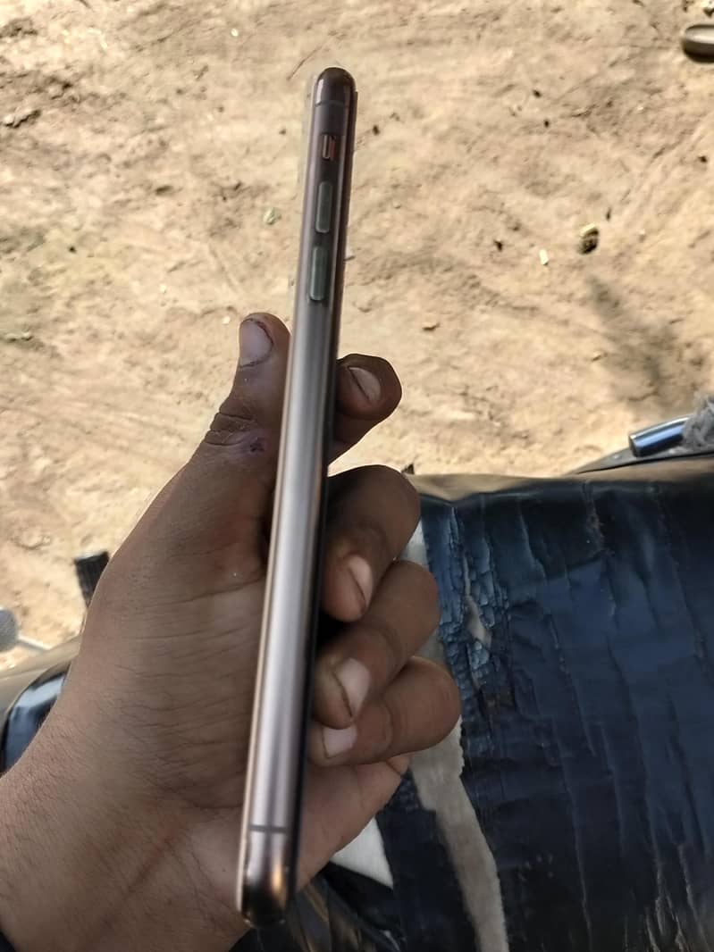 Apple iPhone 11 Pro Max 9