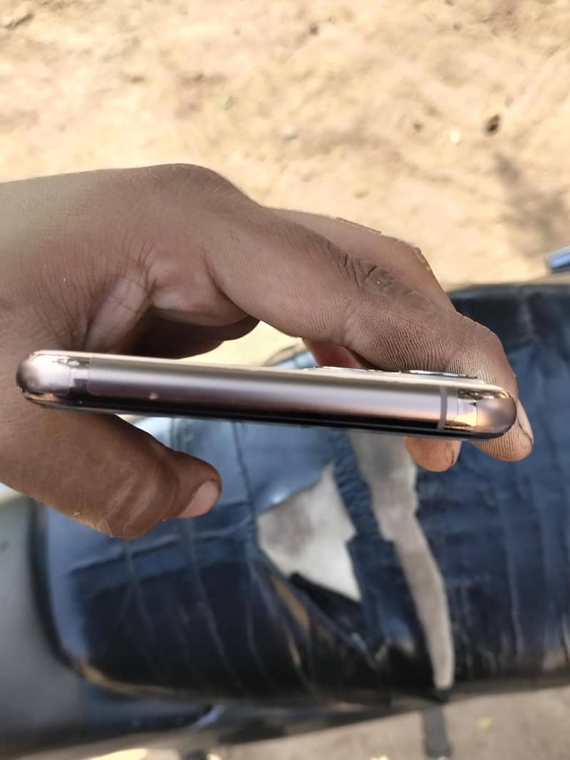 Apple iPhone 11 Pro Max 12