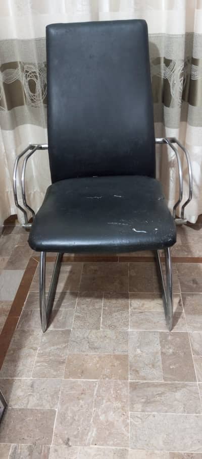 I am selling my office chair.