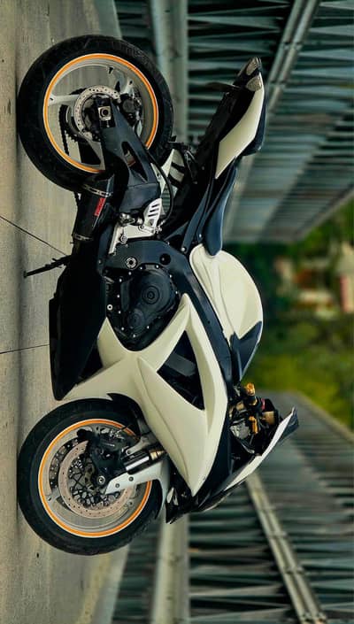 Suzuki gxsr 600 white color engine pack