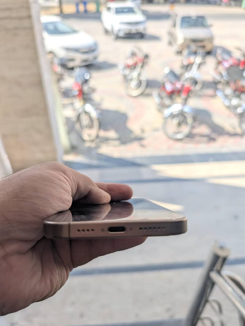 Apple iPhone 16 Pro Max 2