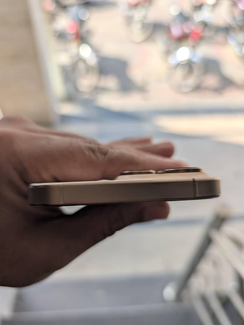 Apple iPhone 16 Pro Max 4