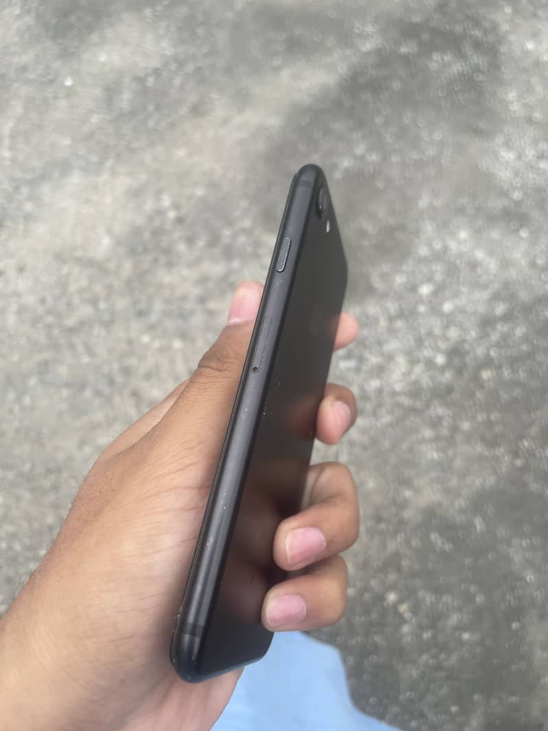Apple iPhone 7 2