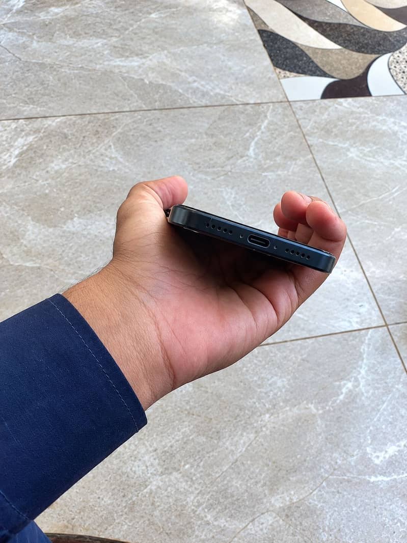 Apple iPhone 16 2