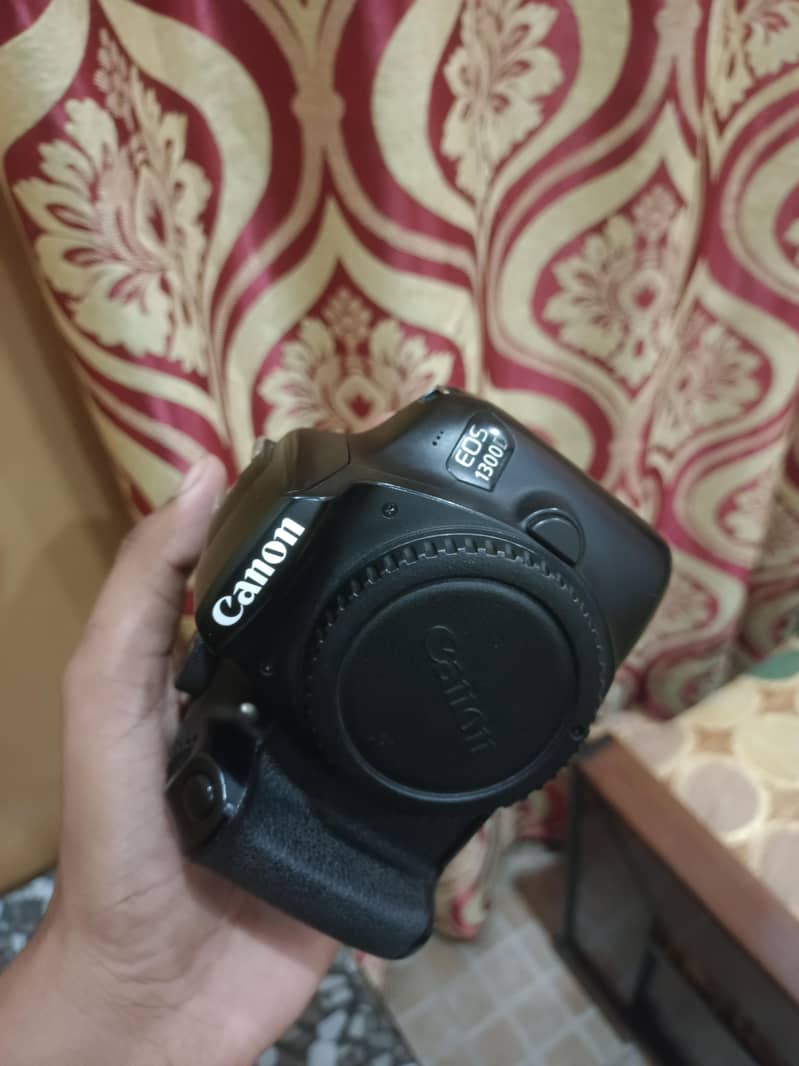 canon 1300D camera 0