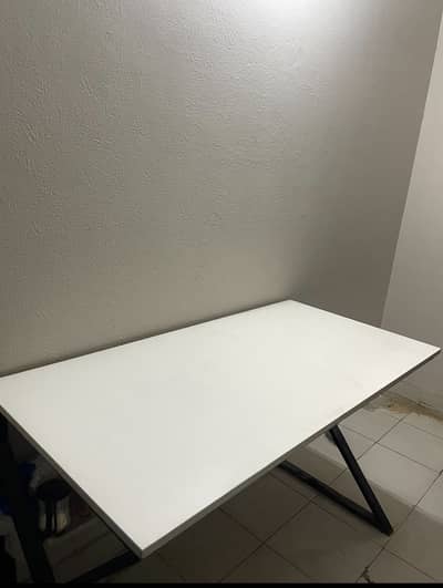 10/10 condition, pure white, rarely used working table