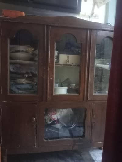 Show Case (برتنوں کے لیے)
