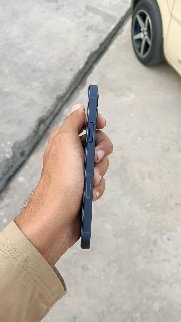 Apple iPhone 12 4