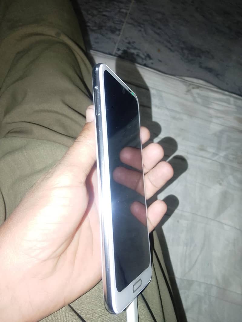 Sharp Aquos R2 3