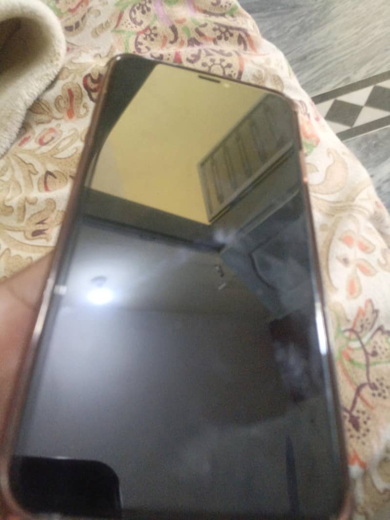 Apple iPhone XS Max 3