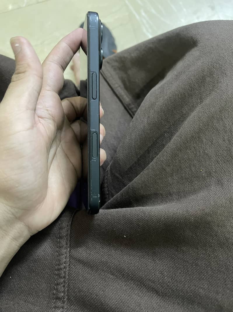 Apple iPhone 16 3