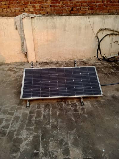 230-250 W solar panel with metal stand