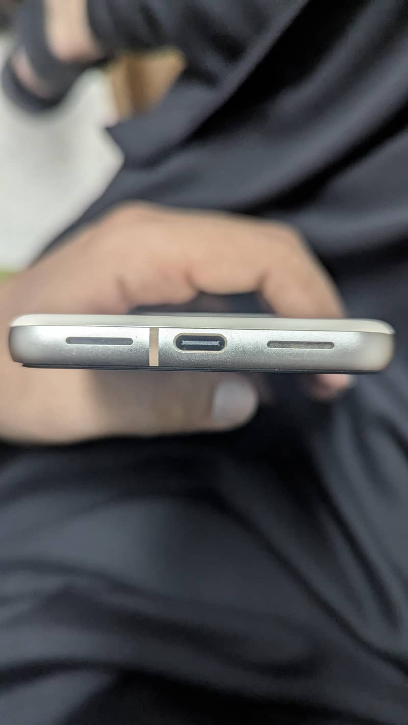 Google Pixel 8 4