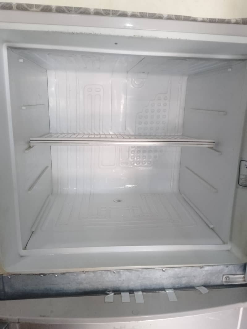 Dawlance Medium Size Refrigerator 3