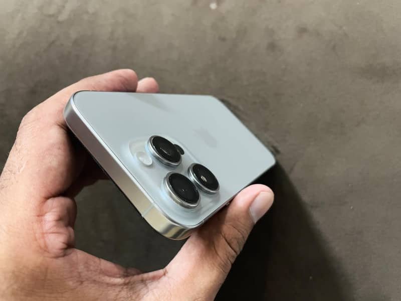 Apple iPhone 16 Pro 0