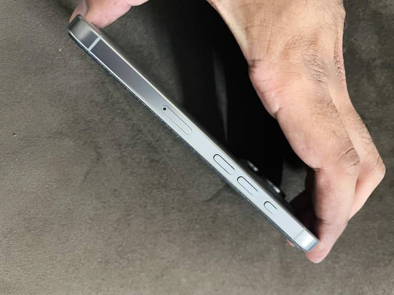 Apple iPhone 16 Pro 1