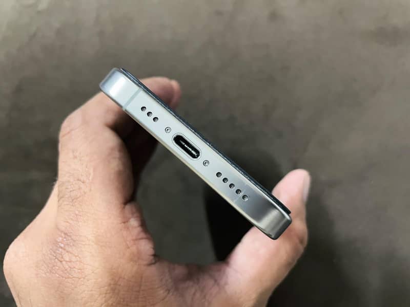Apple iPhone 16 Pro 3