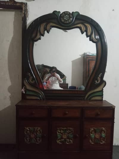 Dressing Table with big mirror in good condition.