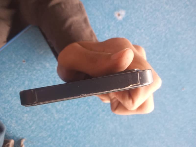Apple iPhone 12 4