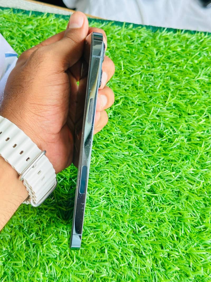 Apple iPhone 12 Pro Max 4
