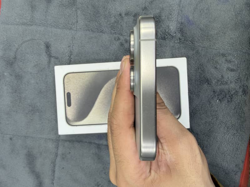 Apple iPhone 15 Pro Max 4