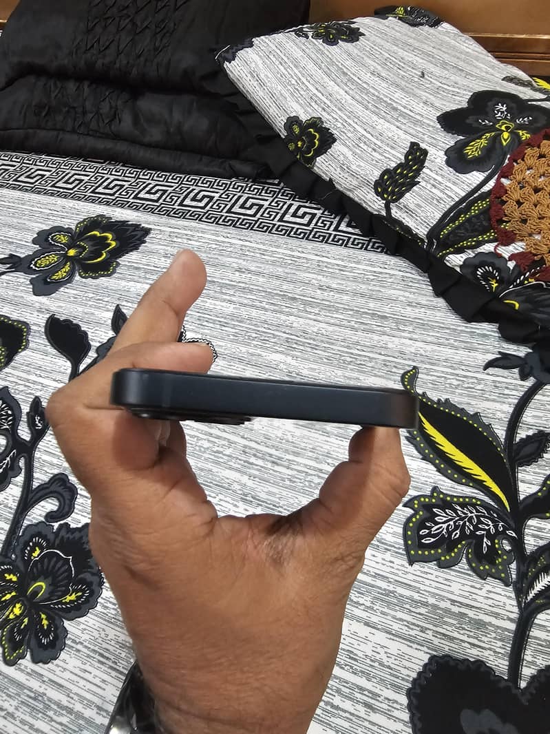 Apple iPhone 13 2
