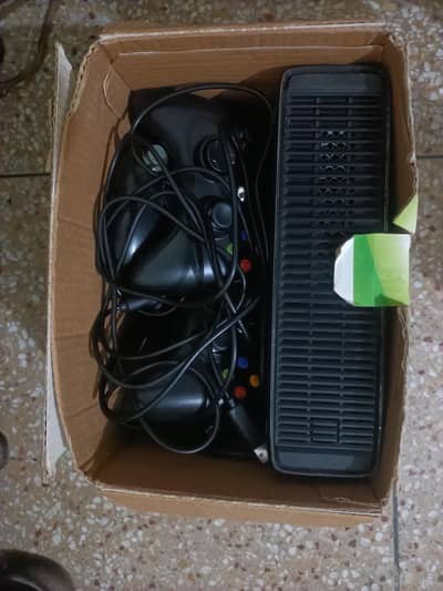 Xbox 360 Slim 320 Gb 4 controllers