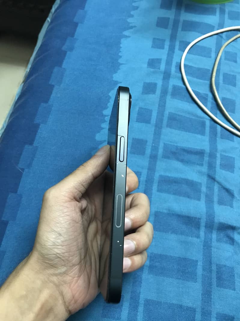 Apple iPhone 13 2