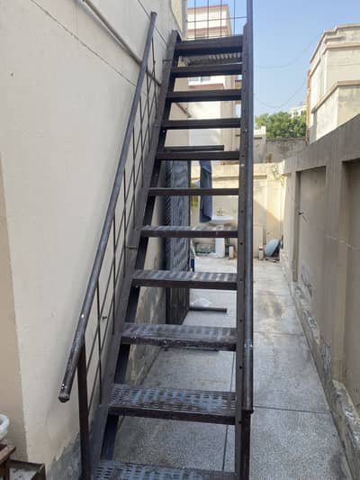 ladder for sale iska weight 3 man tk hai ar bht strong bni hui hai