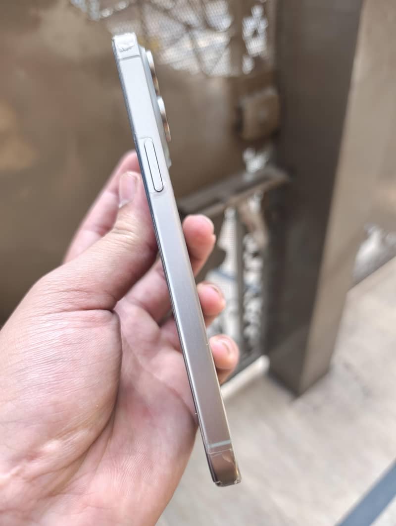 Apple iPhone 15 Pro Max 4