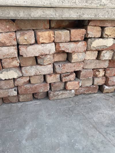 pury kitchen ki bricks ,slap ar garder hain